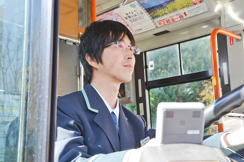 運転中のバスのドライバー