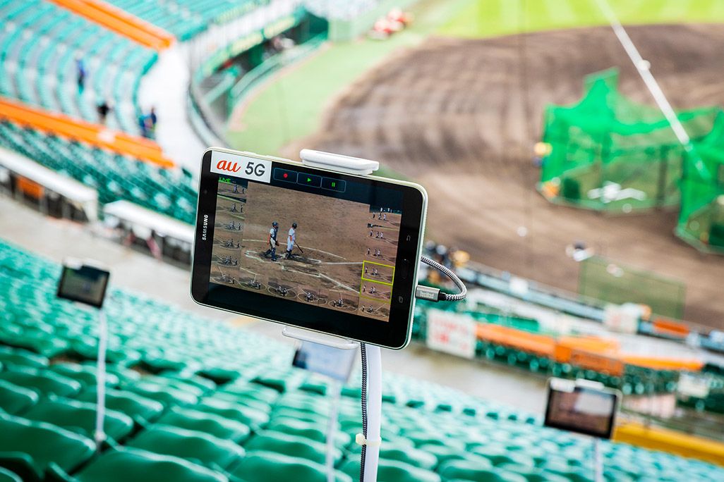 沖縄セルラースタジアム那覇の観客席に設置された5Gタブレット