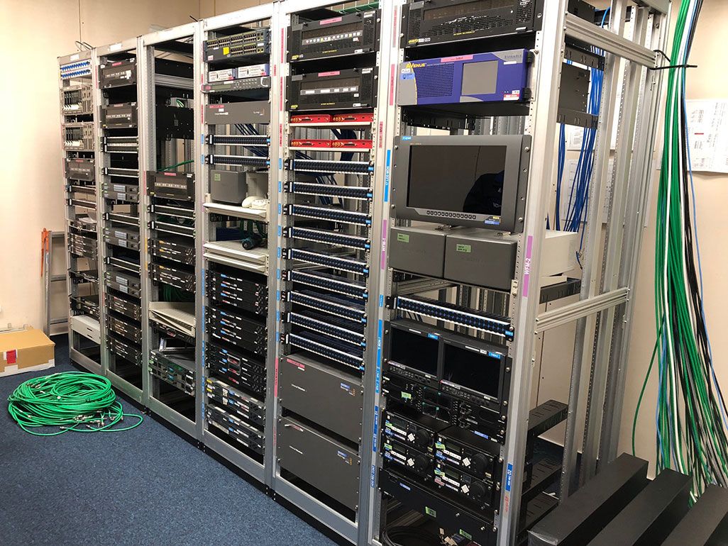 モスクワの「IBC」に設けられたKDDIルームにセッティングされている中継用機器