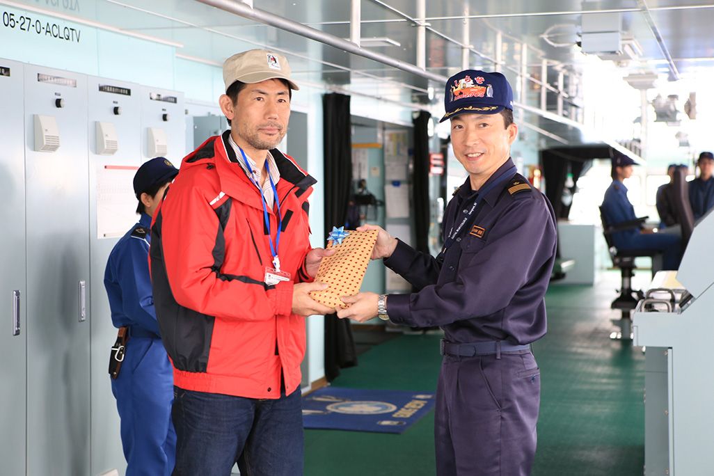 砕氷船「しらせ」の恒例行事となっている、初氷山視認の日時予想で2位となり、艦長から表彰される齋藤
