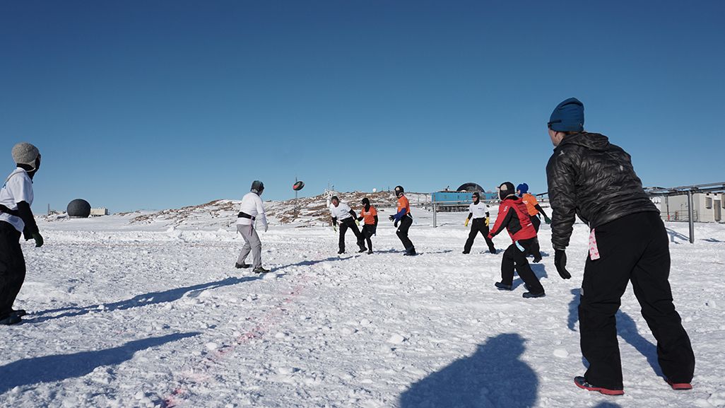 南極で雪上タグラグビーを楽しむ隊員たち
