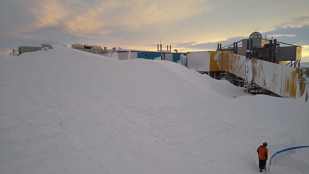 ブリザードで降り積もった雪