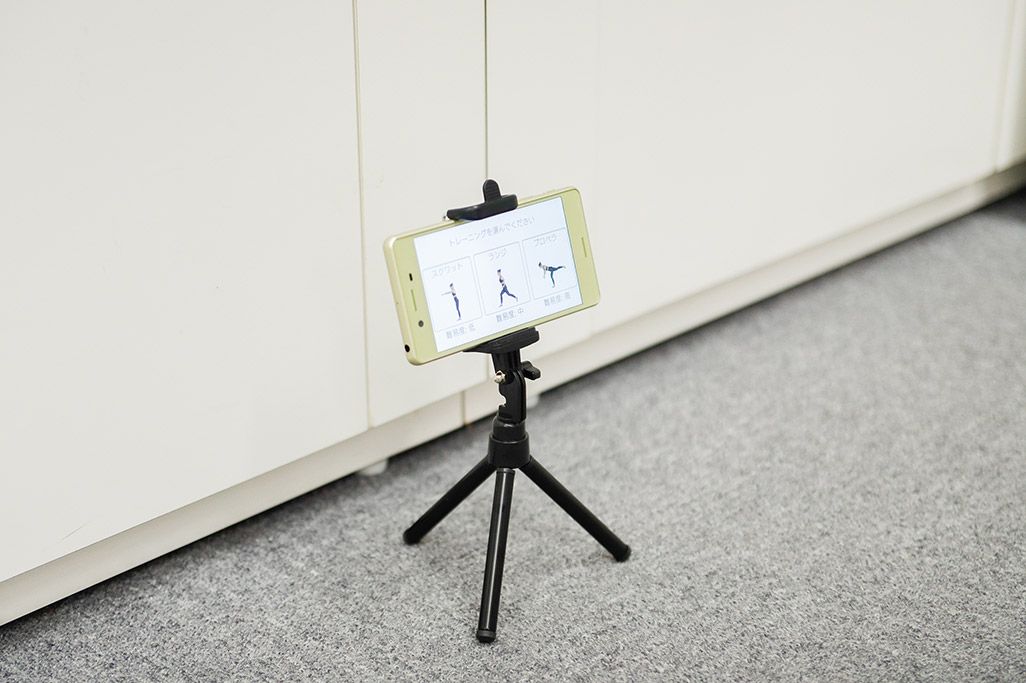 三脚を立てたスマートフォン