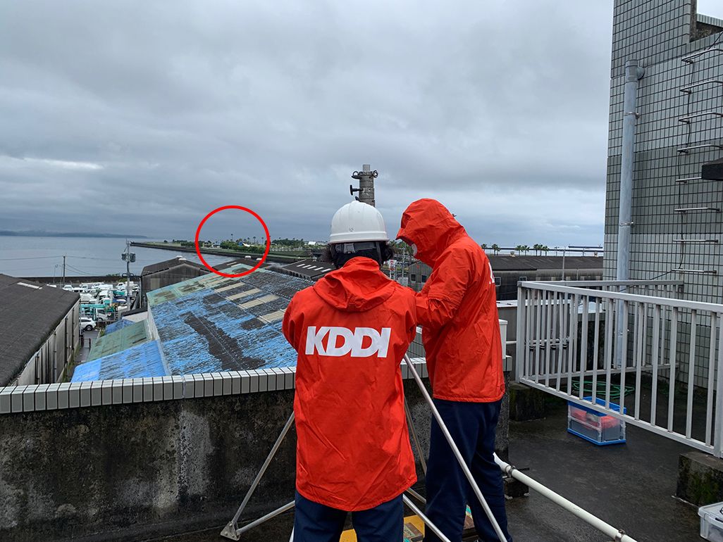 湾岸のビルの屋上に無線エントランスの親機を設営