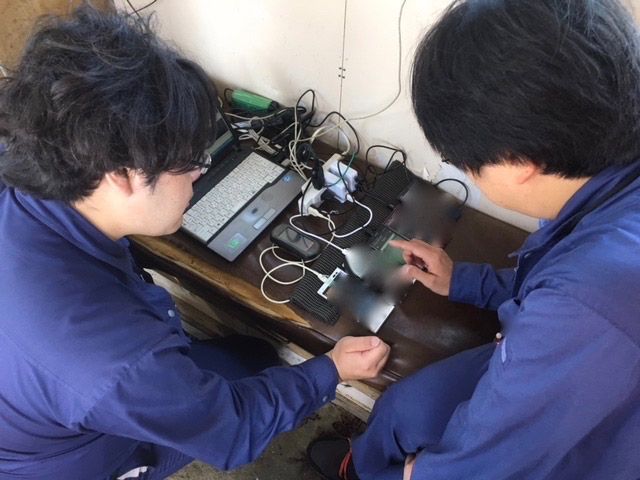北海道厚岸の海上にて電波測定している様子