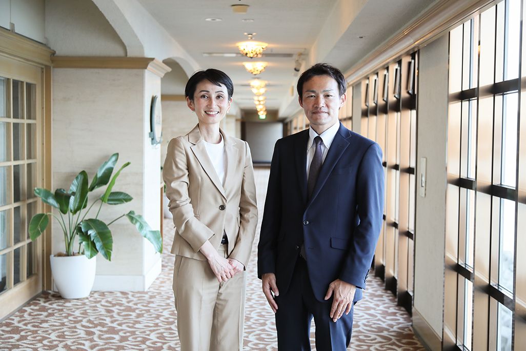鳴門観光興業の森下麻実子さんと徳島経済研究所の青木伸太郎さん
