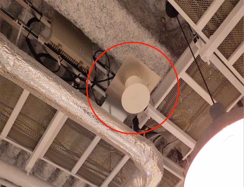 丸い機器が屋内対用のアンテナ