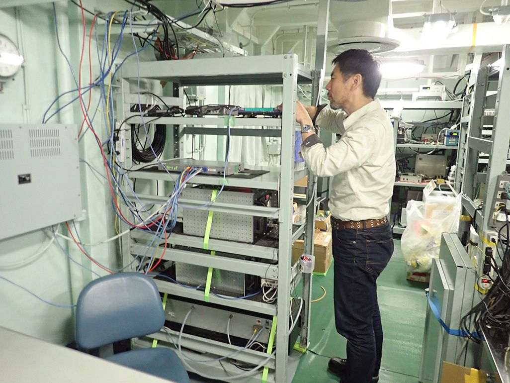 砕氷船「しらせ」で第59次南極観測隊のための通信インフラの構築と保守を行う齋藤