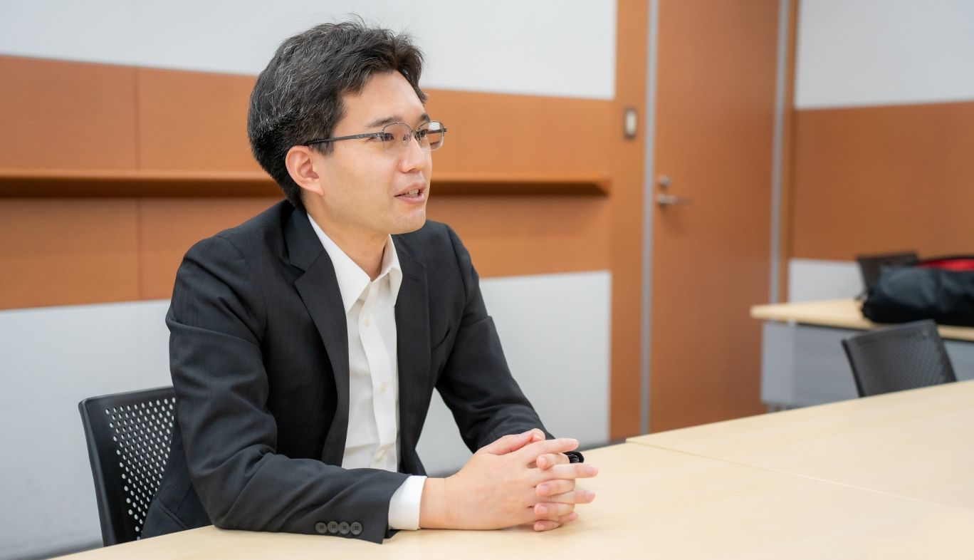 KDDIでカーボンニュートラルに取り組む担当者
