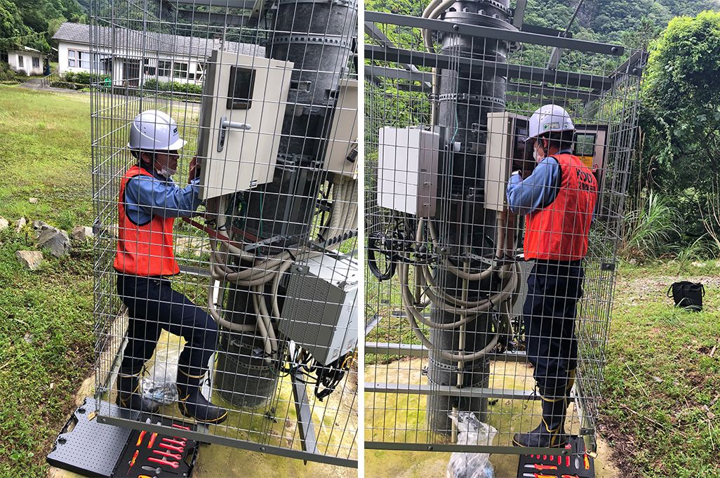 2020年7月の豪雨災害で被害を受けた基地局の復旧作業にあたるKDDI社員