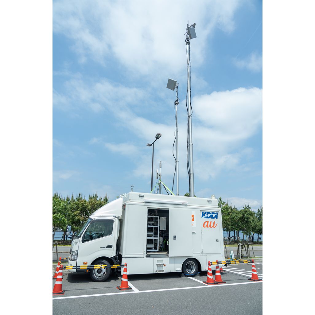会場の外れに設営された車載型基地局