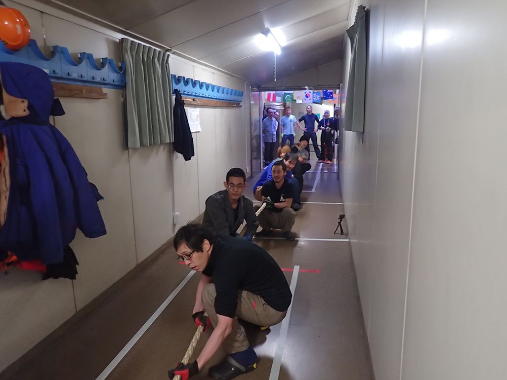 南極・昭和基地のミッドウインターフェスティバルのスポーツ大会