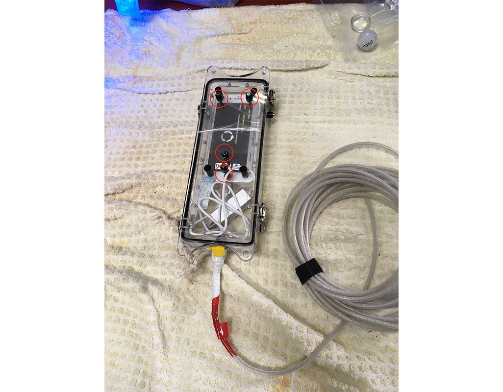 防水ケースに収まったiPhone