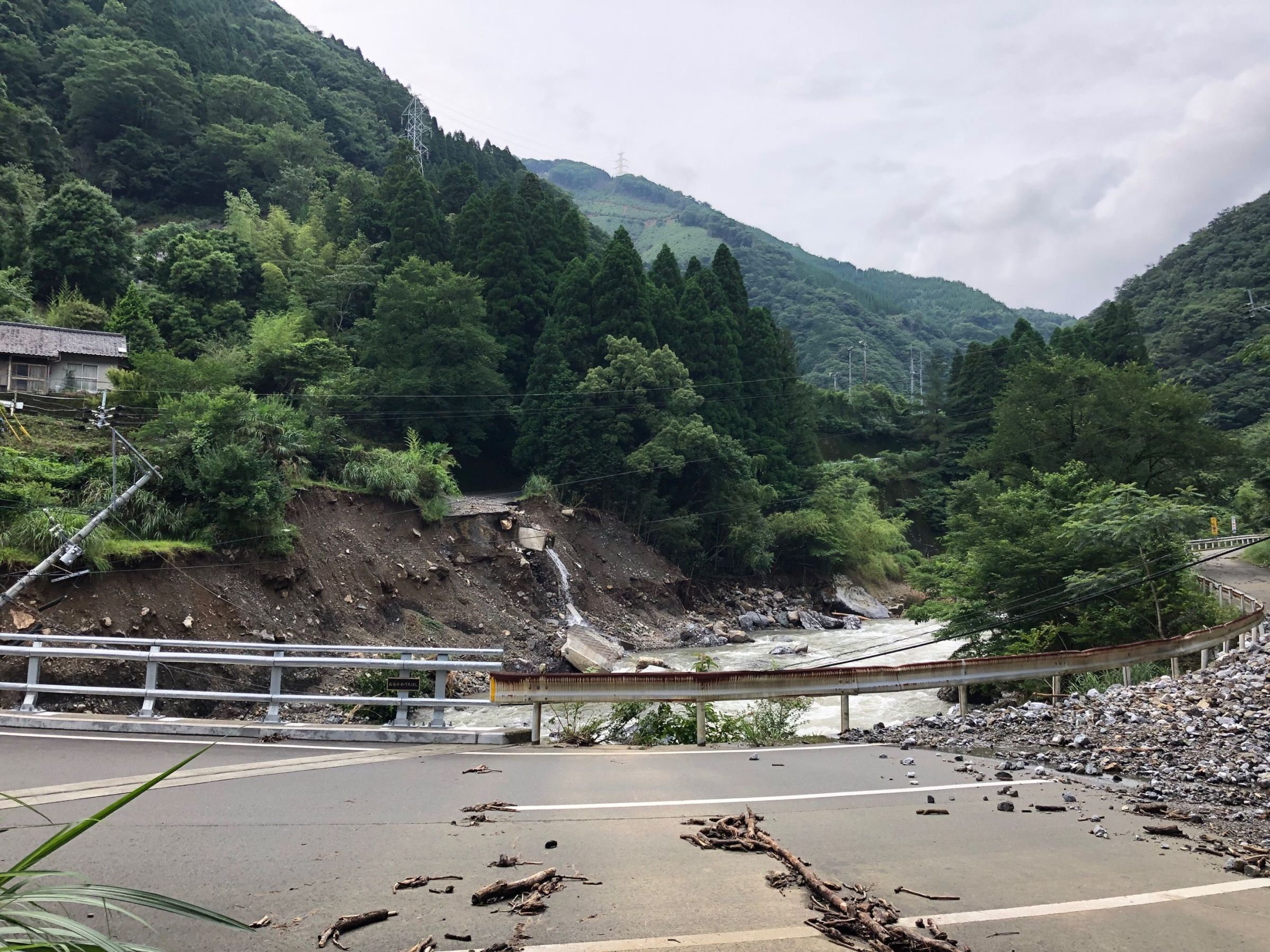 2020年7月の豪雨災害で被害を受けた道路