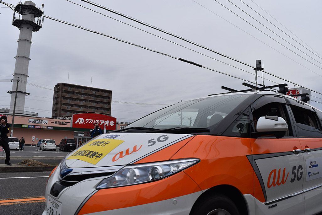 愛知県一宮市の片側一車線の公道を走る5G自動運転車
