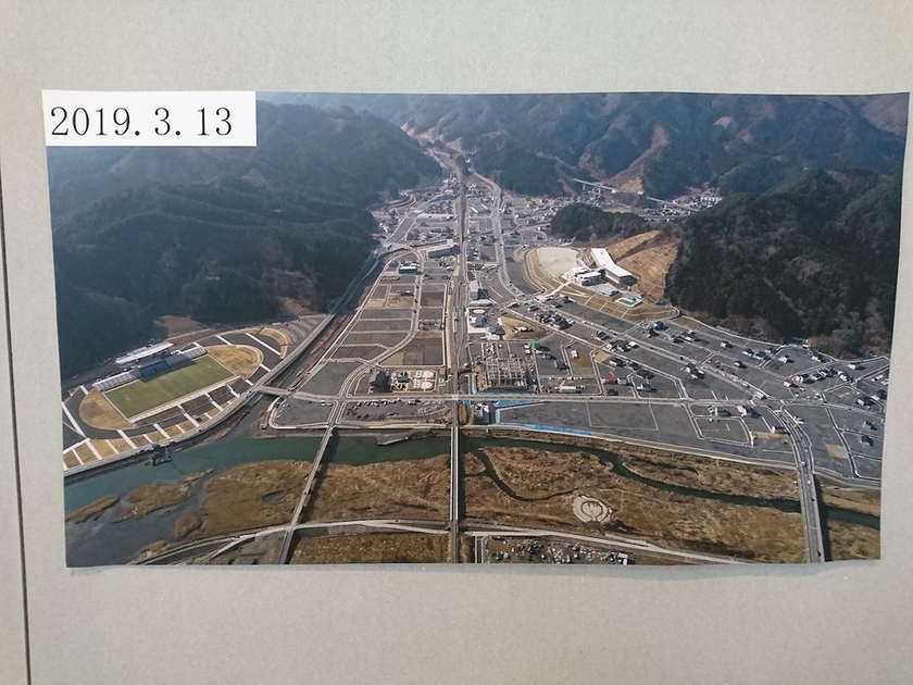「いのちをつなぐ未来館」に展示されている鵜住居地域の航空写真