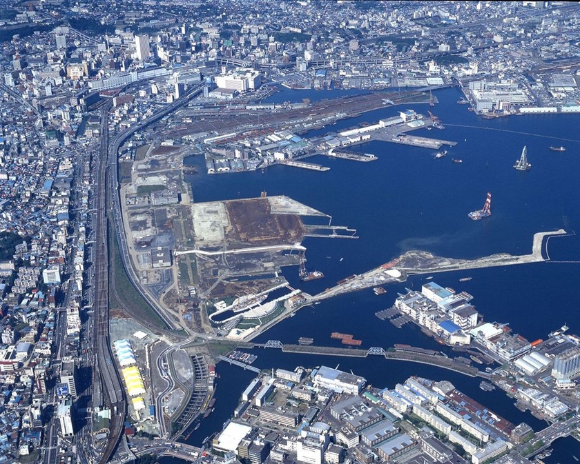 1985年、埋め立てが進む横浜みなとみらい（横浜市史資料室所蔵資料）