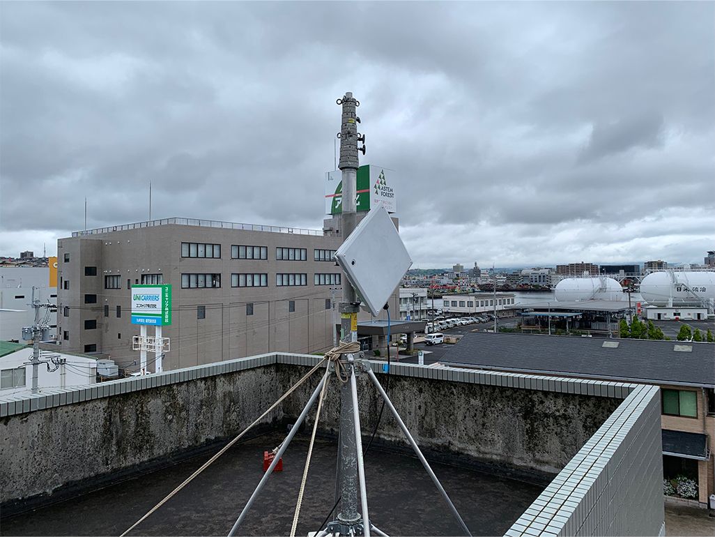 湾岸のビルの屋上に設営された無線エントランスの親機