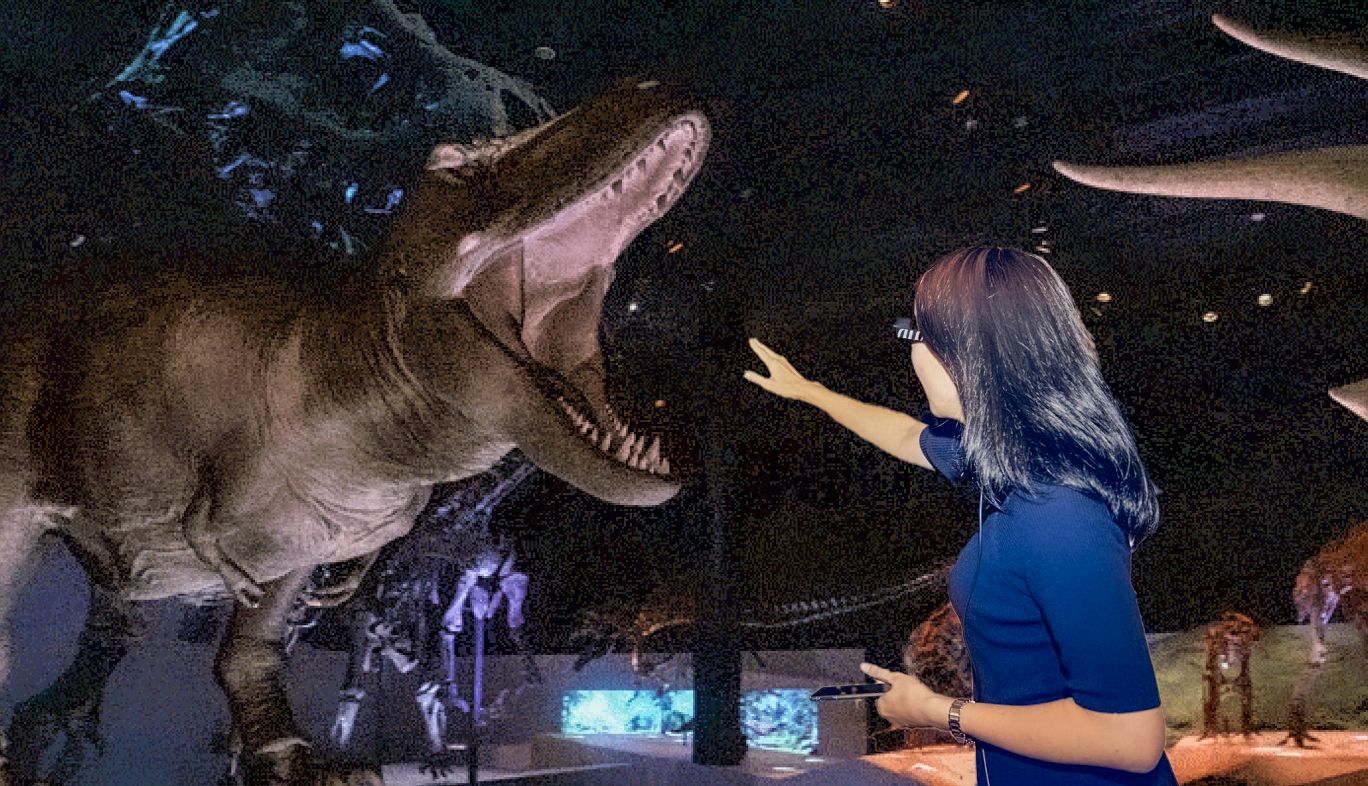 DinoScience 恐竜科学博の展示コーナーで体験できる、最新AR技術とスマートグラスで再現される「au 5Gで恐竜がよみがえる!スマートグラスをかけてAR体験」