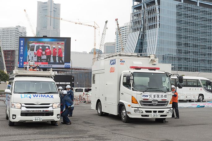 KDDIの災害対策公開訓練にて、出動要請を受けてアンテナを設営する車載型基地局