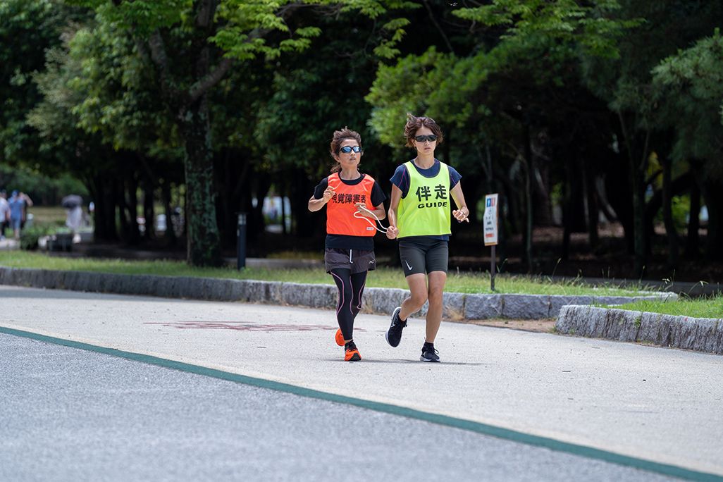 伴走者と大濠公園を走る道下美里選手