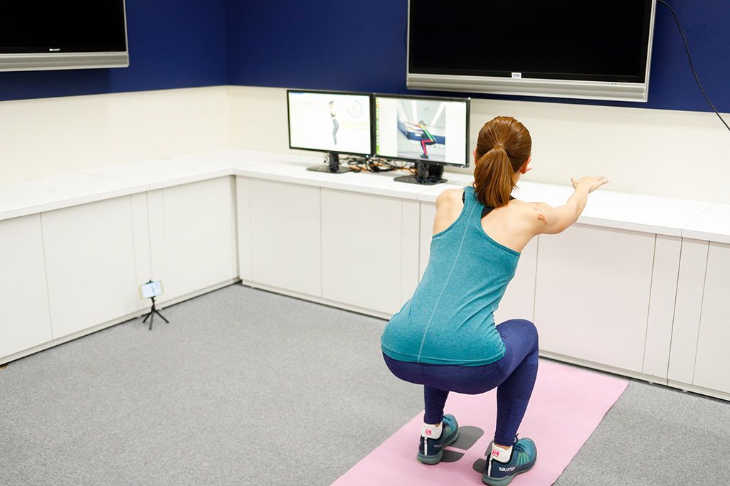KDDIが開発したAIパーソナルトレーニングを体験する浦谷美帆さん