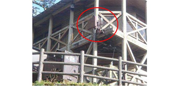 山小屋に馴染む、茶色く塗装した基地局。「基地局銘板」に地元の屋久杉を使用した基地局