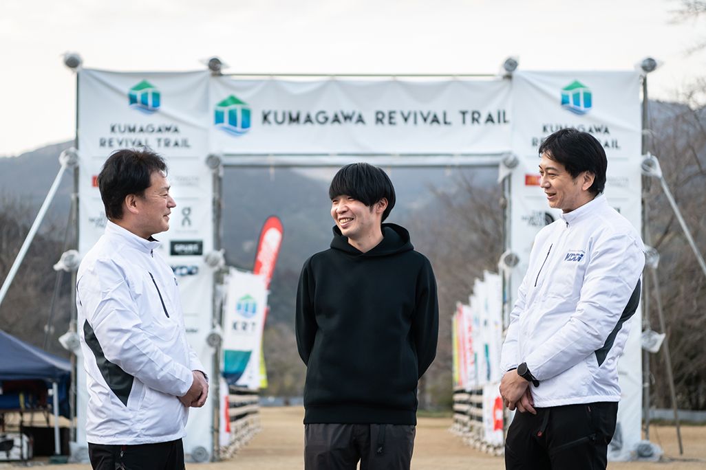 球磨川リバイバルトレイル実行委員の村上勝紀さん、KDDI九州総支社の田本道夫、古賀理一