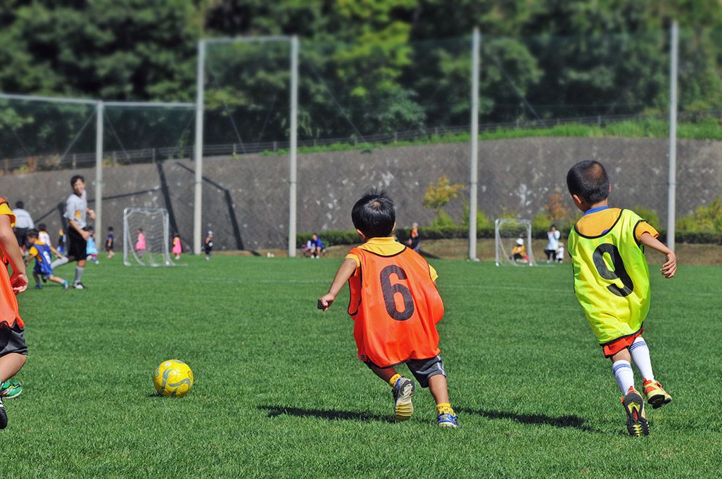 サッカーをする子どもたち