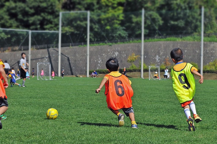 サッカーをする子どもたち