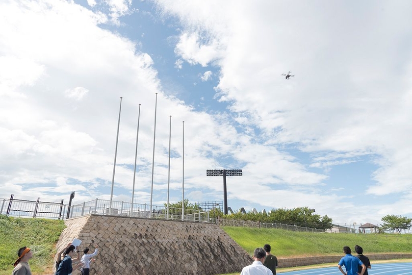 ドローンはスタジアム上空で20mの高さでホバリングし、監視する