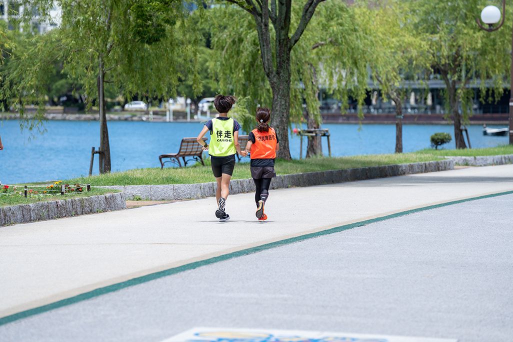 伴走者と大濠公園を走る道下美里さん