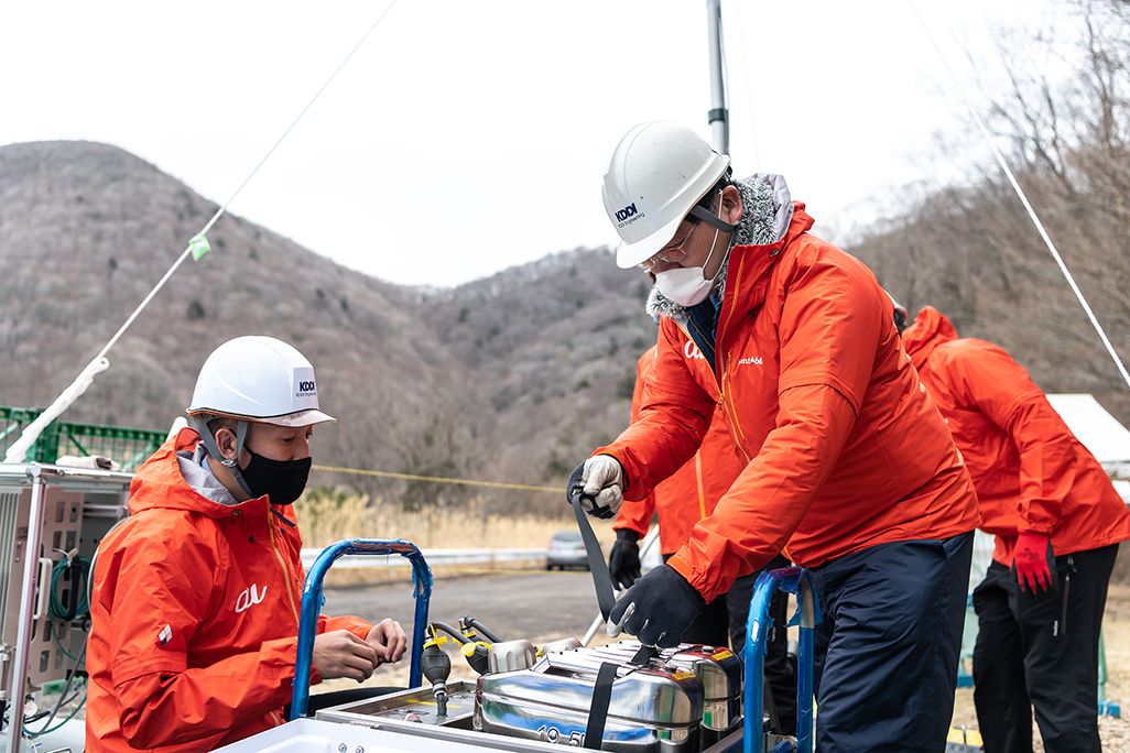 auの可搬型基地局を設置している様子