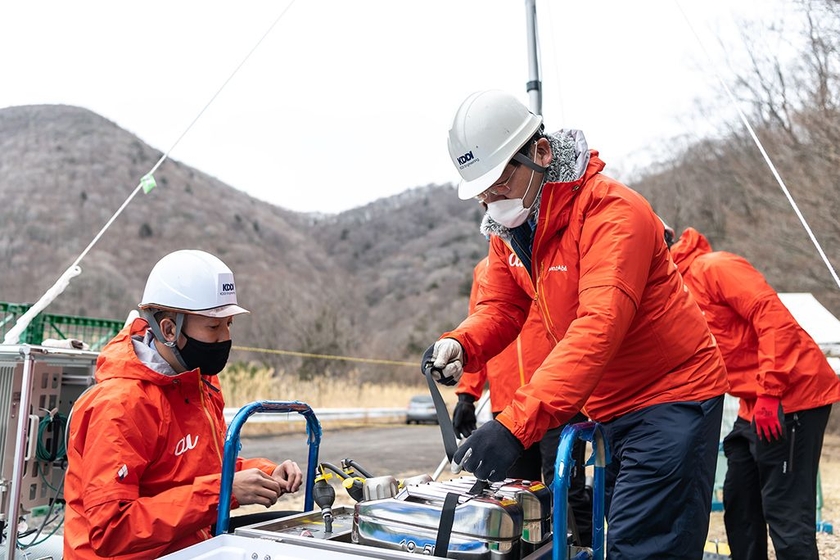 auの可搬型基地局を設置している様子