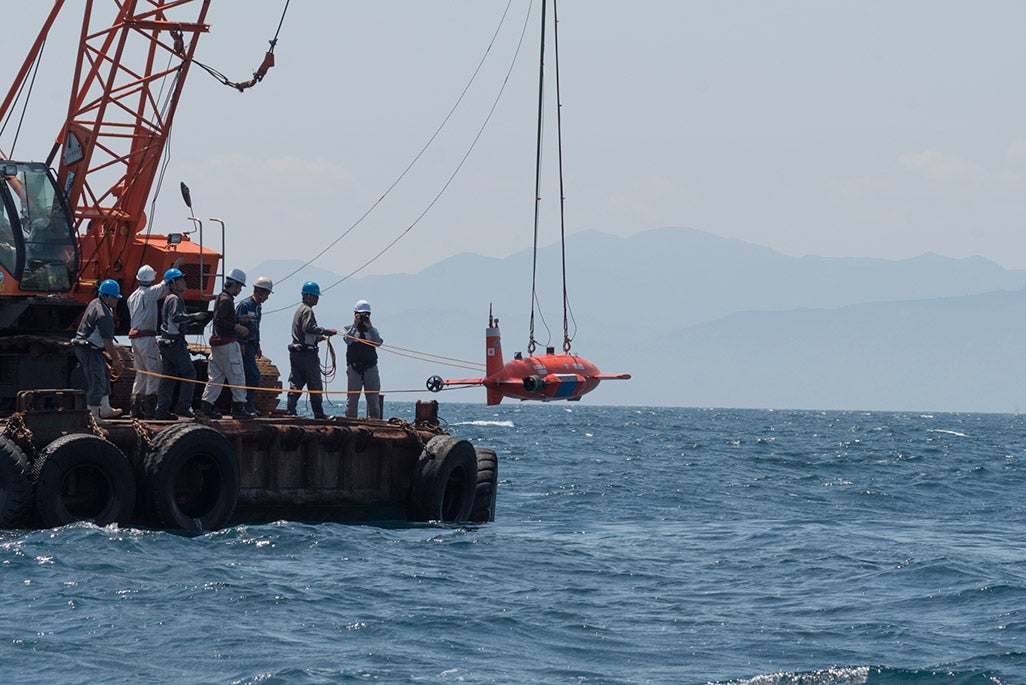 試験中のAUV(自律航行型海中ロボット)