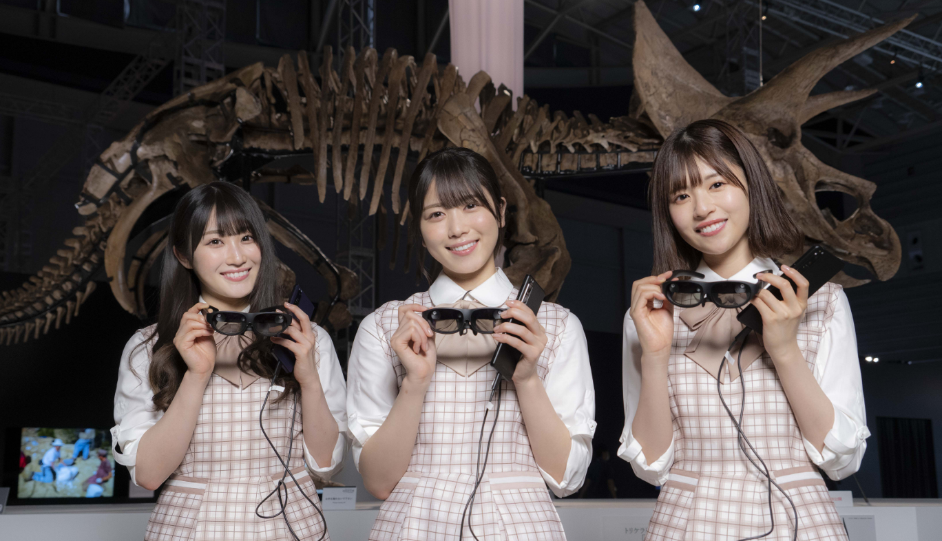 DinoScience 恐竜科学博でKDDI・auのスマートグラスNrealLightで実物大のAR恐竜映像を見る日向坂46の潮 紗理菜、丹生明里さん、松田好花さん