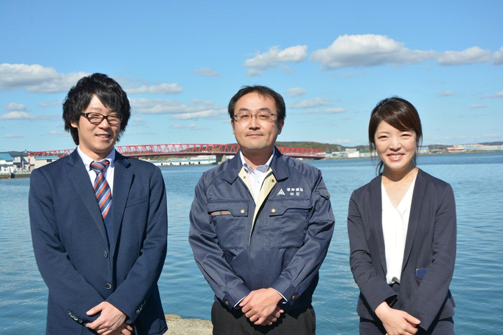 auショップ厚岸 店長 岩佐将吾、厚岸漁業協同組合 総務部 杉田洋介さん、KDDI コンシューマ営業本部 コンシューマ北海道支社 菅原静香