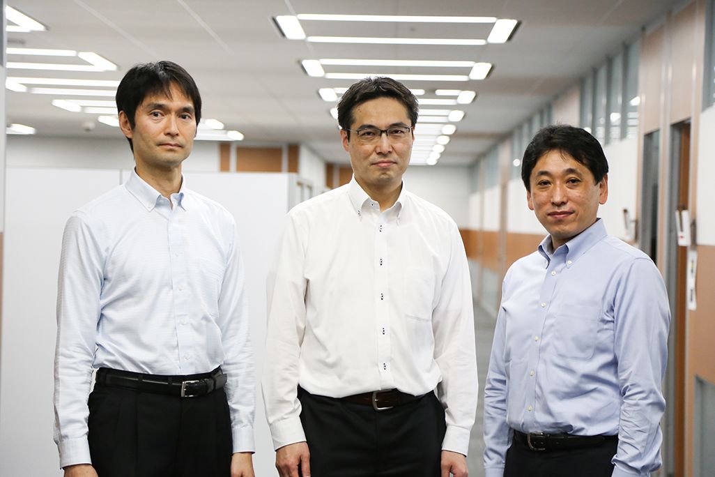 中央/KDDI総合研究所・光部門 釣谷剛宏 左/同・吉兼 昇 右/古河電気工業・研究開発本部・主幹研究員 杉崎隆一さん