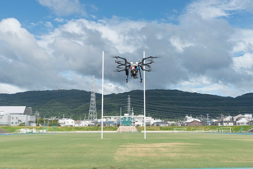 離陸するスマートドローン。地上約20ｍまで上昇。約10分間、飛行できる