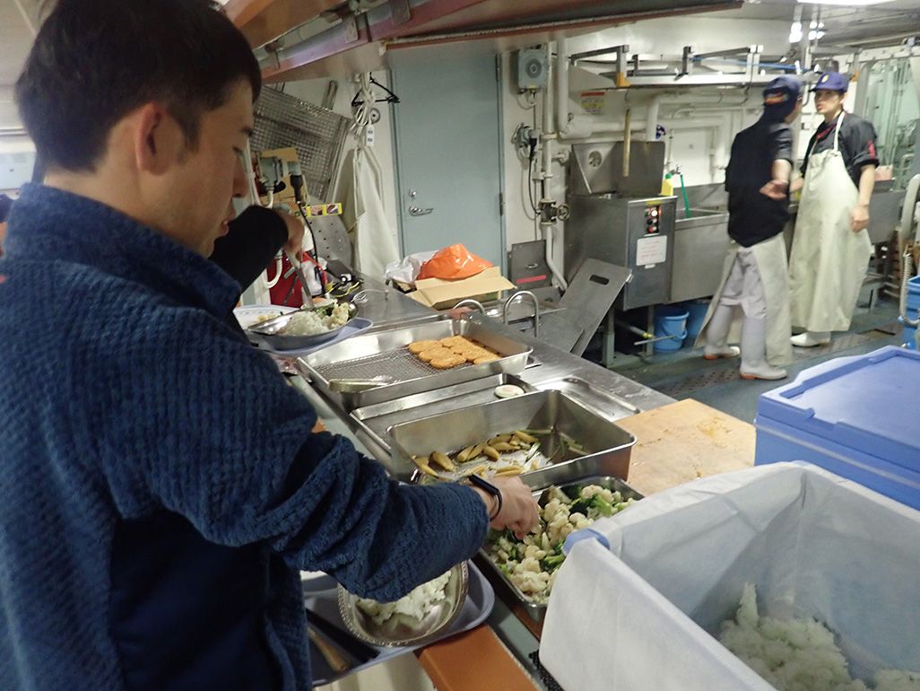 砕氷船「しらせ」で食事の用意