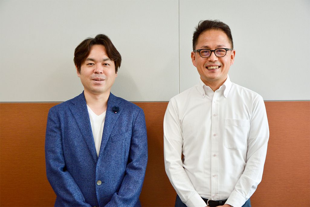 KDDI サービス統括本部 データマネジメント部 吉村智史(左)、田崎良太(右)