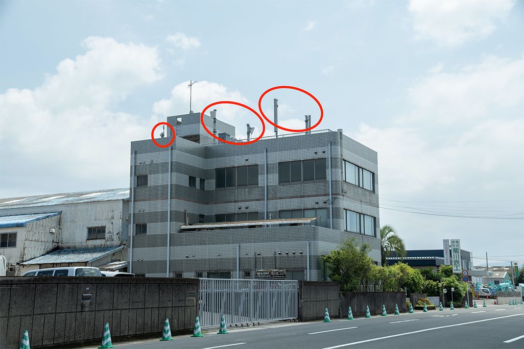 湾岸のビルの屋上に設置されたアンテナ