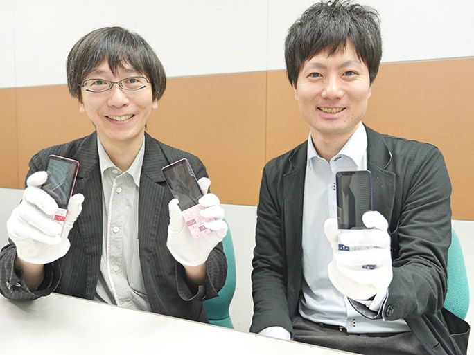 試作モックを手にするKDDI商品企画本部の砂原哲(左)と美田惇平(右)