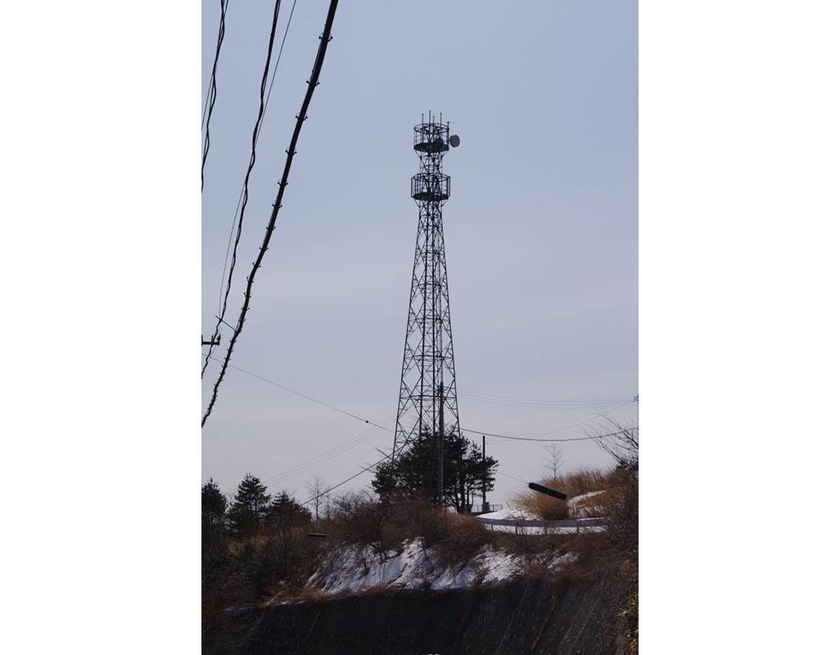 三陸海岸を見下ろす山頂に建設された無線エントランスHUB局