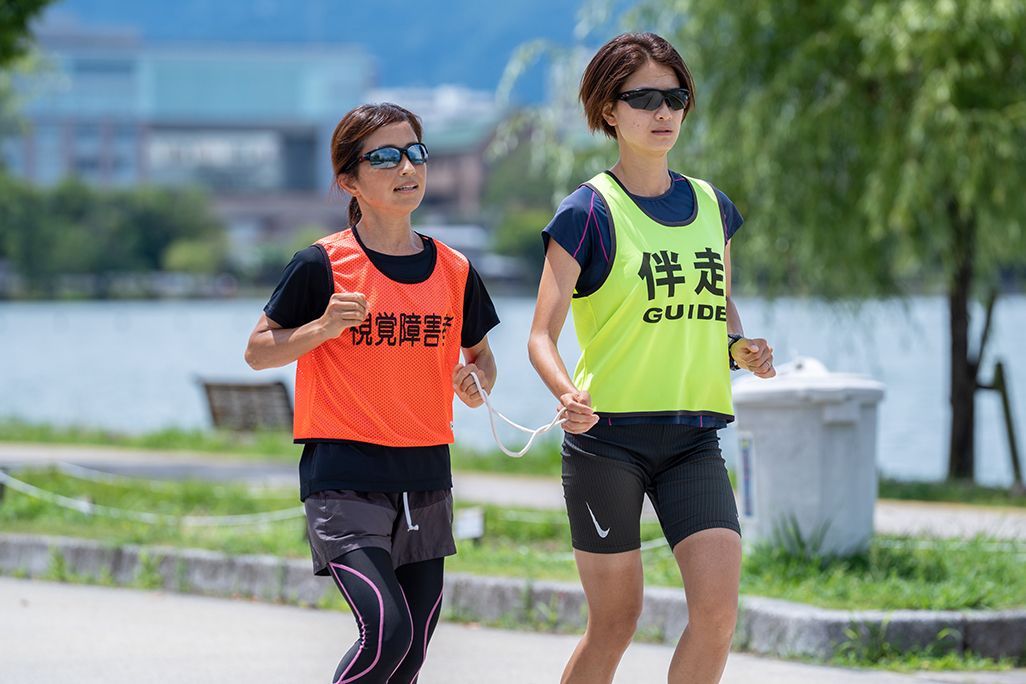 伴走者と大濠公園を走る道下美里選手