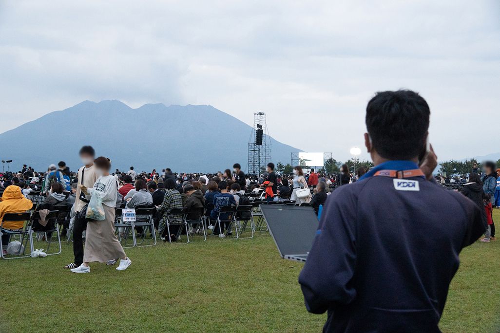 観覧席の電波を確認するKDDIエンジニアリングの黒川貴祐