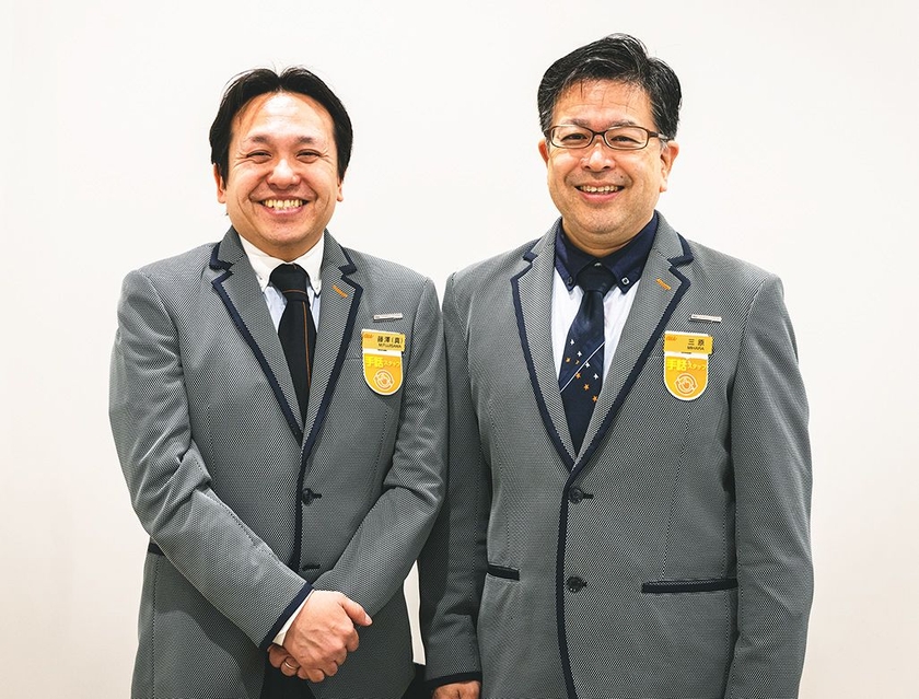 au SHINJUKU 手話スタッフの藤澤真樹と三原毅