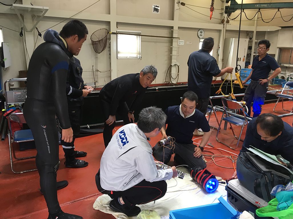 実験に先駆けたダイバーたちへのブリーフィング