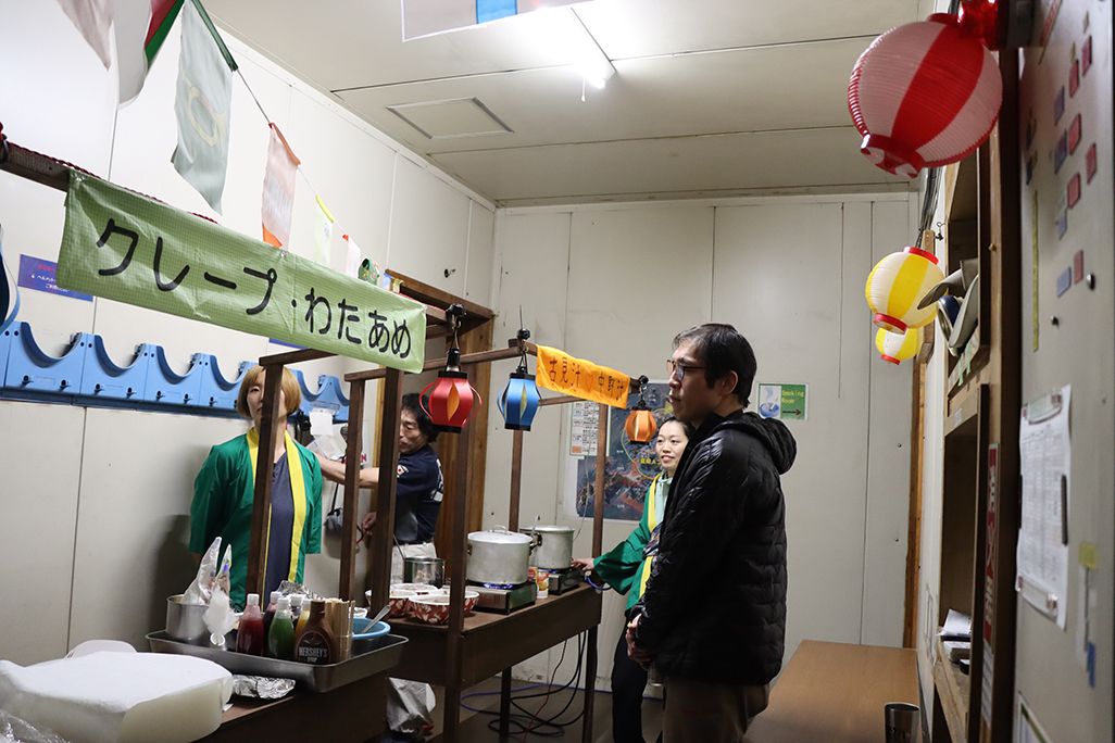 南極・昭和基地のミッドウインターフェスティバルの模擬店