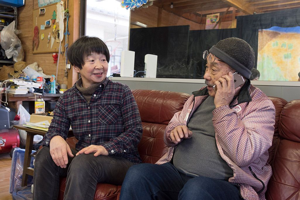 "電波サポート24のサービスを受け、ご自宅のアトリエで通話する服部さん夫婦